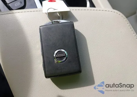 2025 Volvo Xc60 Plug-In Hybrid Plus, T8 Awd Electric/Gasoline, Dark z USA, uszkodzony, nr VIN YV4H60RC8S1029514